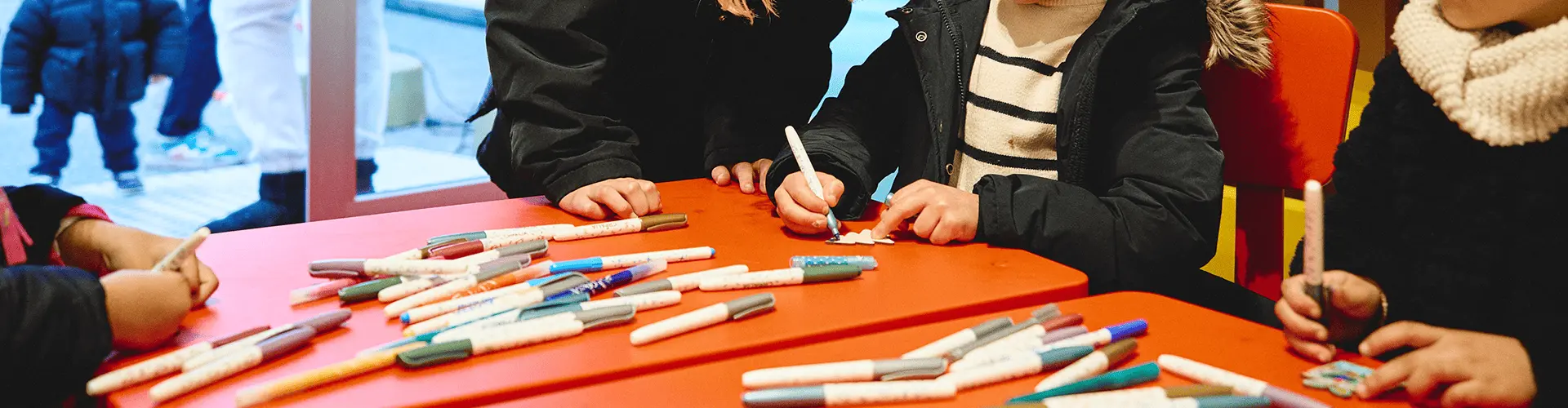 Enfants dessinant avec des crayons